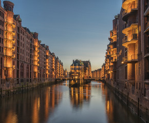 Obraz premium Hamburg Speicherstadt bei Nacht mit Lichtern