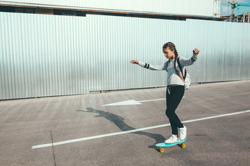 Obraz premium Pre teen skater on the city street