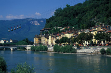 Fototapeta na wymiar Grenoble dans l'isère avec son pont, ses quais, son funiculaire