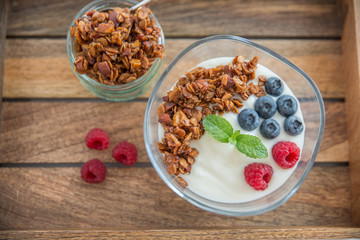 Joghurt mit Müsli und Beeren 