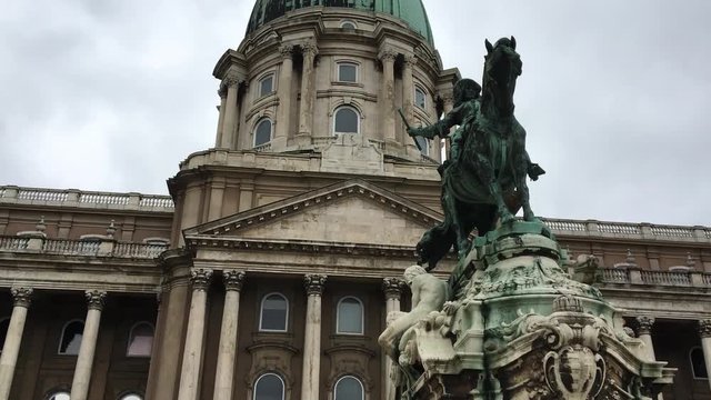 Monumento con statua Budapest