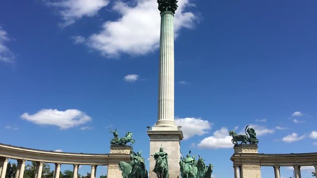 Monumento con statua Budapest