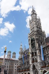 Fototapeta premium Stadtpanorama München: Marienplatz, Rathaus, Frauenkirche, Mariensäule