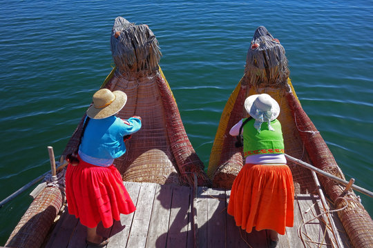 Frauen rudern auf traditionellem Boot in Peru auf dem Titicacasee
