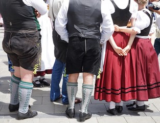 Stramme Wadeln und fesche Dirndl