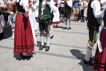 Stramme Wadeln und fesche Dirndl