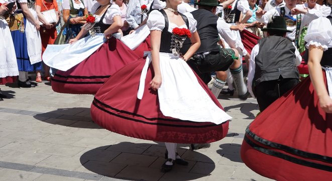 Stramme Wadeln und fesche Dirndl