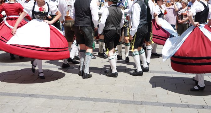 Stramme Wadeln und fesche Dirndl