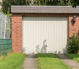 Garage mit einem weißen Tor