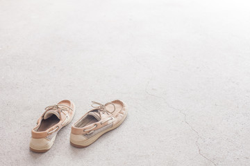 Naklejka premium Old leather shoes on the road or street floor vintage tone . When the journey a long time ago.