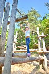 Fototapeta premium アスレチックを楽しむ女の子