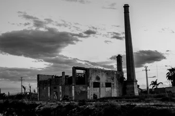 Fototapeten Verlassene Gebäude Antigua verlassene Fabrik am Flussufer in Valencia, Spanien  © Luis