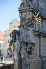 Fototapeta na wymiar Rynek Starego Miasta w Lądku zdroju, fragment barokowego pomnika Trójcy Świętej.