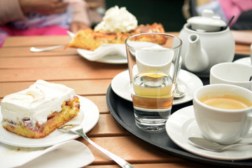 Glas Wasser zum Espresso