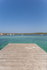 embarcadero con barcas fornells menorca