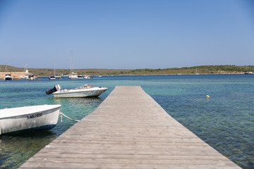 Obraz premium embarcadero con barcas fornells menorca