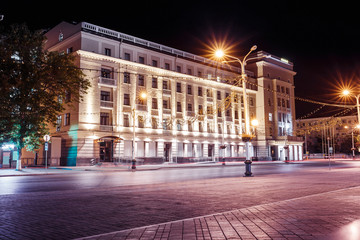 Fototapeta premium Noc pusta ulica w centrum Ufy w Rosji z oświetlonym budynkiem o pięknej architekturze