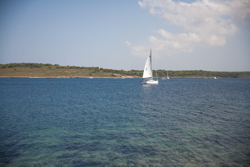 velero navegando mar de Fornells, Menorca