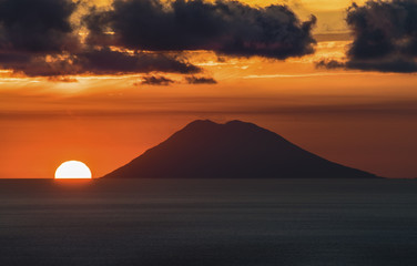 Fototapeta na wymiar Stromboli al tramonto