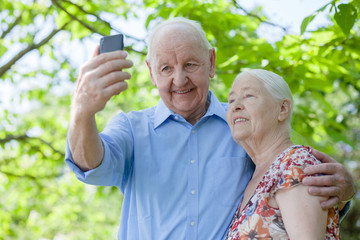 Senioren oder Rentner machen Selfie mit Smartphone
