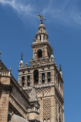 Fototapeta na wymiar Spagna: La Giralda, il campanile della Cattedrale di Siviglia, costruito come minareto nel periodo moresco e con aggiunte rinascimentali dopo l'espulsione dei musulmani