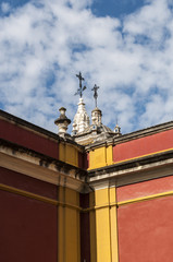 Spagna: lo skyline e i colori saturi, tipici di Siviglia, delle mura esterne dell'Alcazar, il famoso palazzo reale della città, eccezionale esempio di architettura moresca