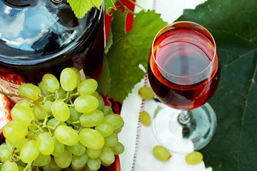 Fotobehang Бокал с вином и виноград на столе © prohor08
