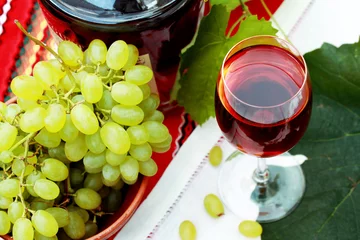 Fotobehang Бокал с вином и виноград на столе © prohor08