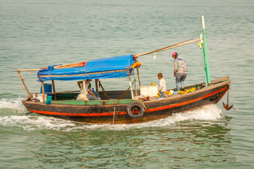Fototapeta premium Cruising in Halong Bay, Vietnam