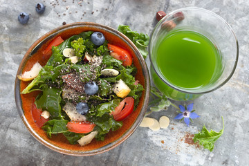Grünkohl- Salat mit Tomaten, Blaubeeren, Mandeln und Birne