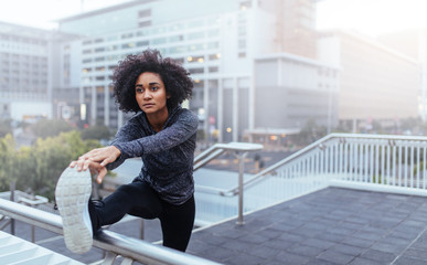 Woman exercising in jogging outfit.