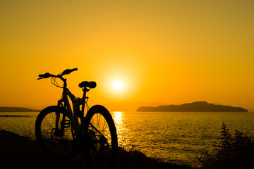 Obraz premium Picture of bicycle on the sunset sea overview