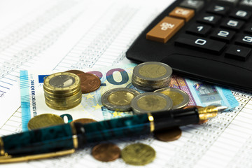 Geld, Finanzen, Steuern berechnen mit Taschenrechner vor weißem Hintergrund 