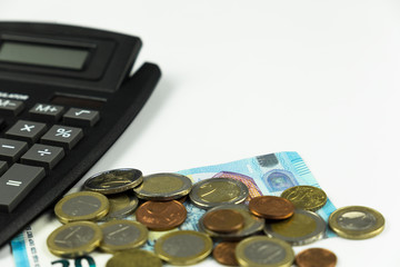 Geld, Finanzen, Steuern berechnen mit Taschenrechner vor weißem Hintergrund 