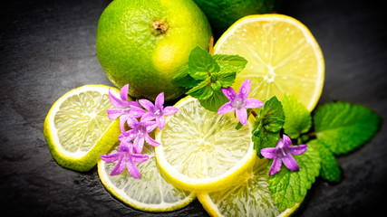 Limetten mit blüten und minze