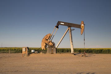 Side View Oil Rig with Horizon