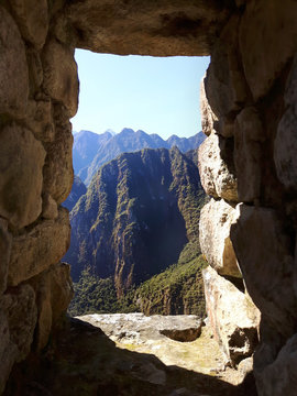 Fototapeta Blick durch ein Fenster in einer Mauer auf Machu Picchu in Peru