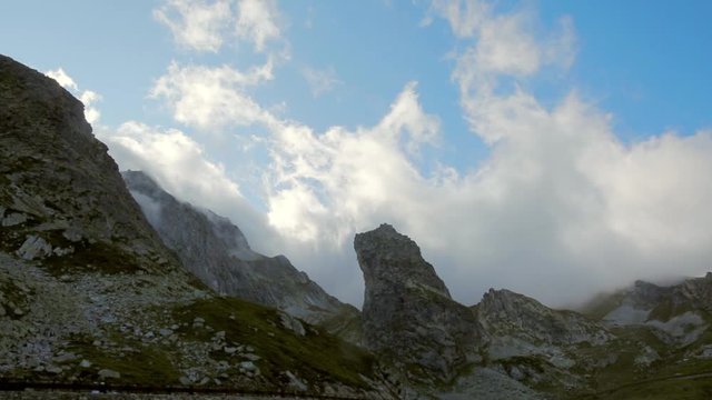 Montagna del Colle Gran San Bernardo in timelapse