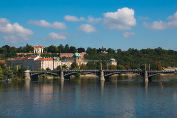 Fototapeta na wymiar Ponte sul fiume Moldava a Praga