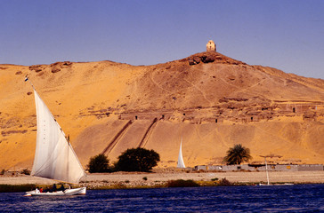 feluca sul nilo tipica barca a vela antiche tombe archeologia assuan egitto © francescodemarco