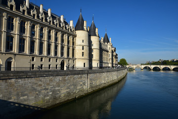 Fototapeta na wymiar Tours de la conciergerie et quais de l'île de la Cité à Paris, France