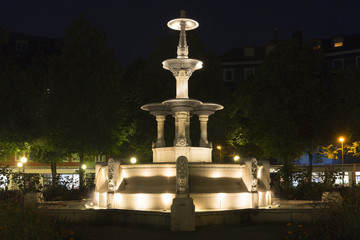 Fototapeta na wymiar Der Glaspalastbrunnen in München bei Nacht