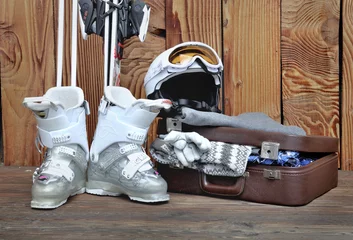 Fotobehang valise et équipement pour le ski sur terrasse en bois  © coco
