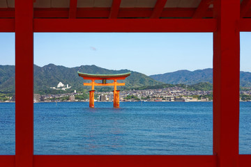 Torii classique japonais, les pieds dans l'eau