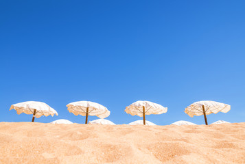 prasols et sable chaud