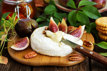 Delicious tomorrow from Camembert, figs and honey.