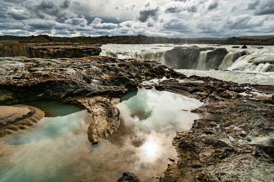 Cascade d'Hrafnabjargarfoss pr&egrave;s de la route F26 Sprengisandur en Islande.