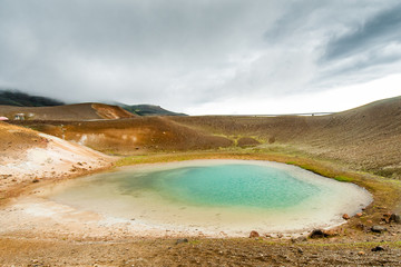 Mare volcanique près du lac Viti, région du volcan Krafla en Islande.