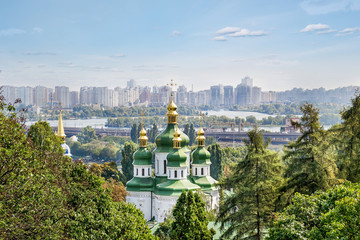 Kiev, Oekraïne. Bovenaanzicht Dnjepr rivier uit de botanische tuin