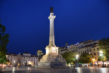 Fototapeta na wymiar Rossio in Lissabon bei Nacht